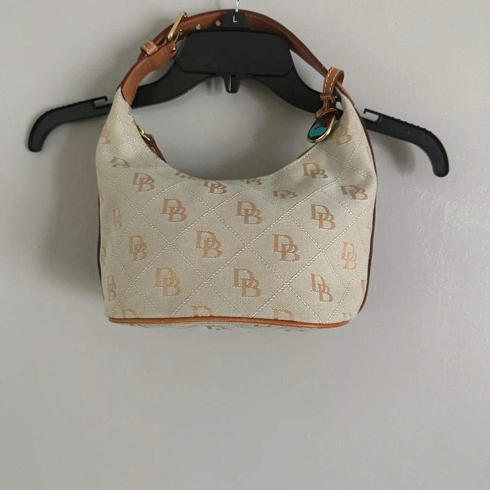Dooney&Bourke light blue zippered bucket handbag with belt style strap - Picture 16 of 16